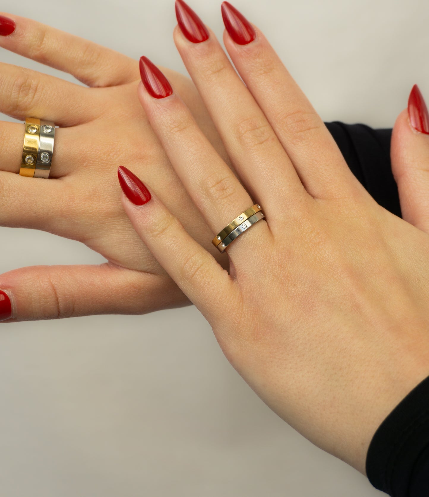 Silberner dünner Edelstahl Ring mit Zirkonia
