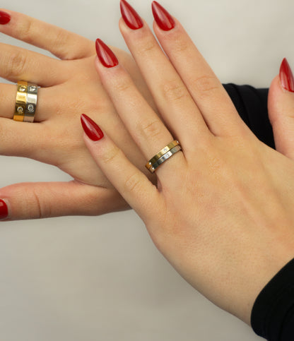Silberner dünner Edelstahl Ring mit Zirkonia